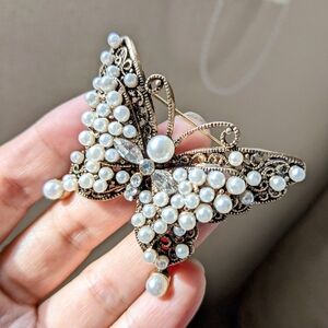 708 Elegant Pearl Butterfly Brooch